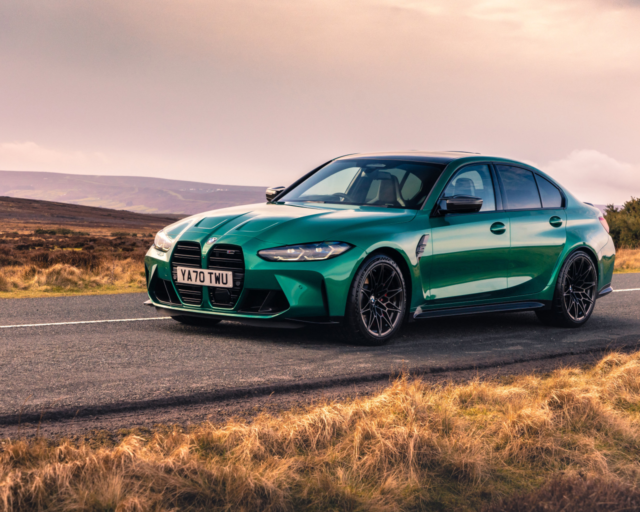 Автомобиль BMW M3 Competition 2021 года на дороге