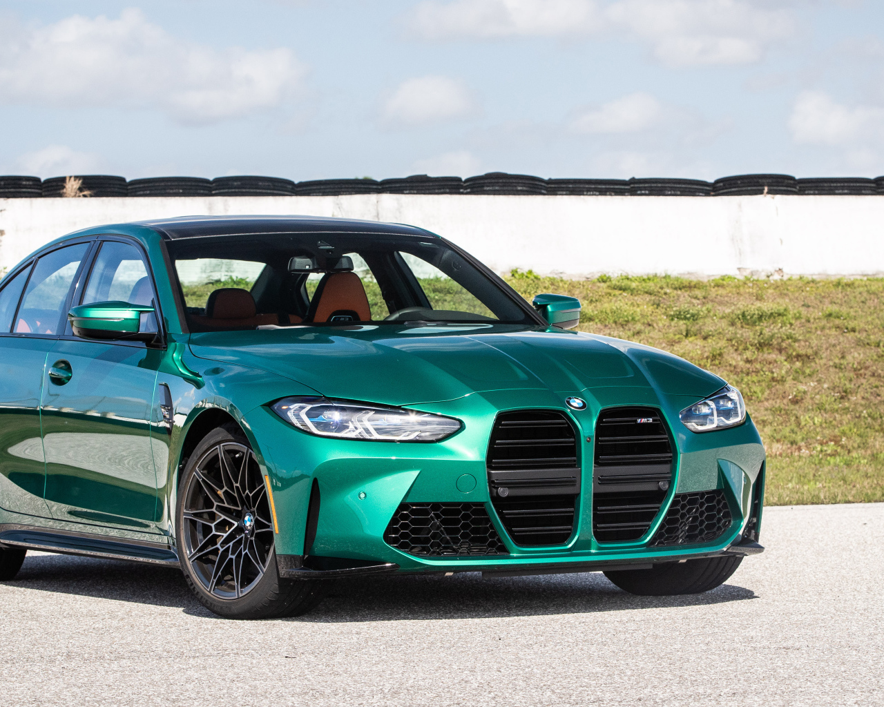 Автомобиль BMW M3, 2021 года в лучах солнца