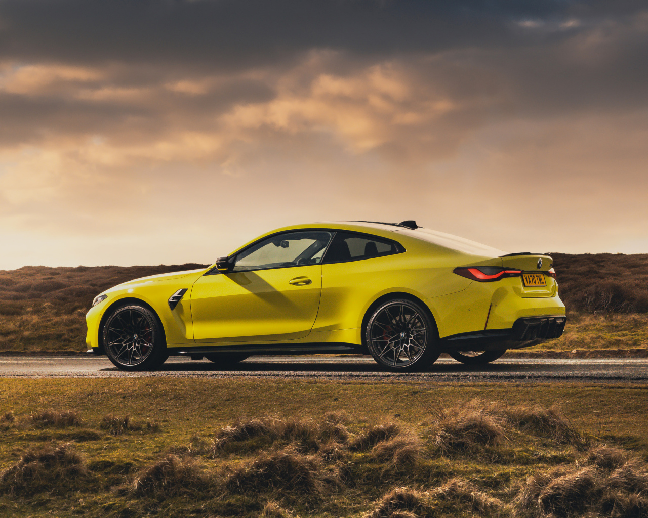 Быстрый желтый автомобиль BMW M4 Competition 2021 года