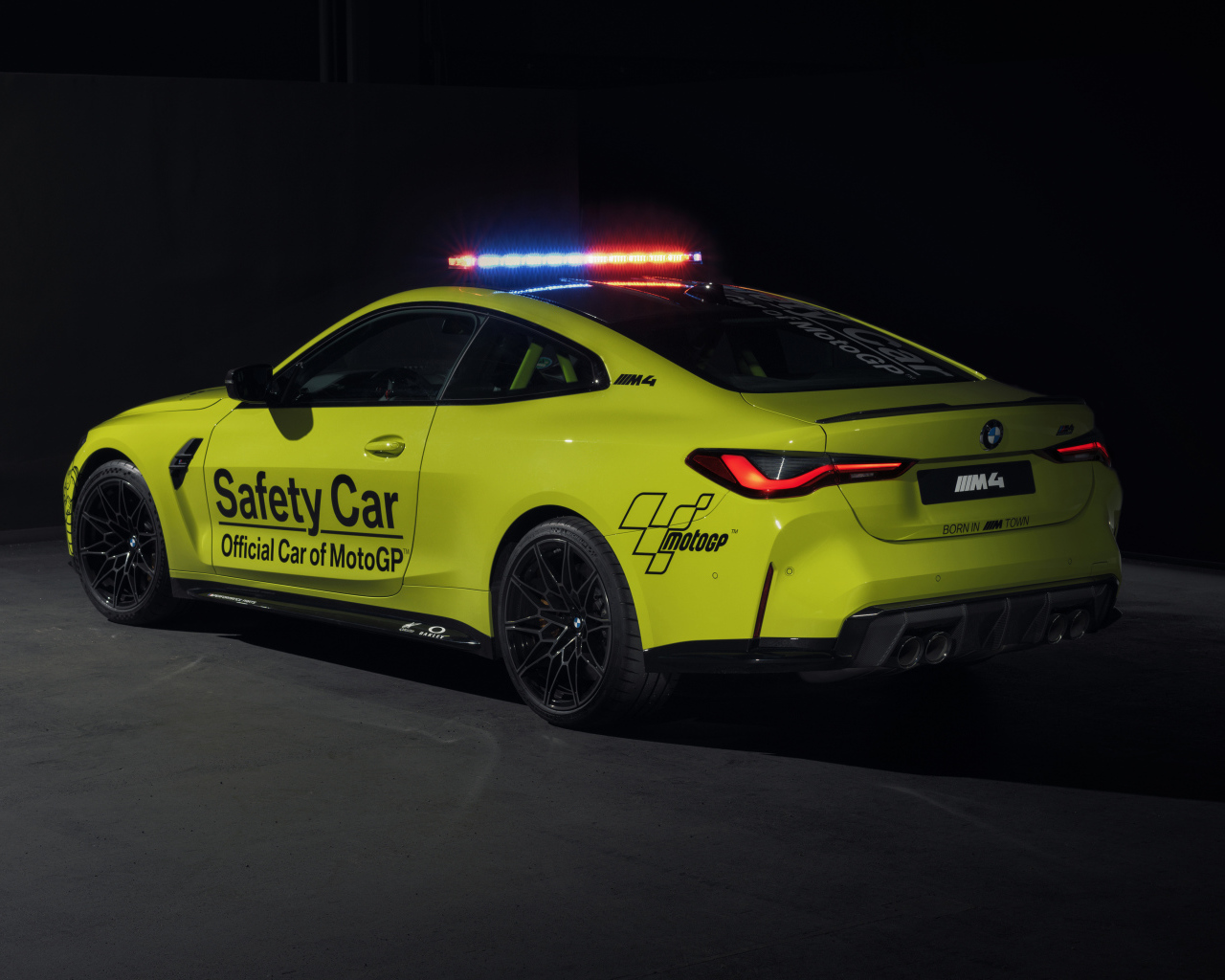 Автомобиль BMW M4 Competition MotoGP Safety Car 2021 года вид сзади