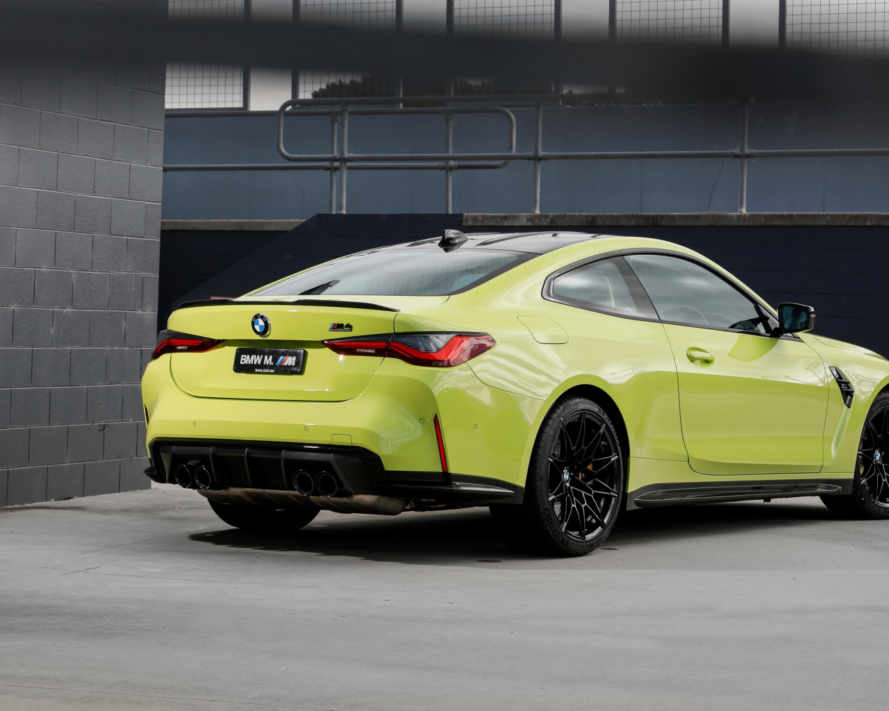 Автомобиль BMW M4 Competition 2021 года вид сзади