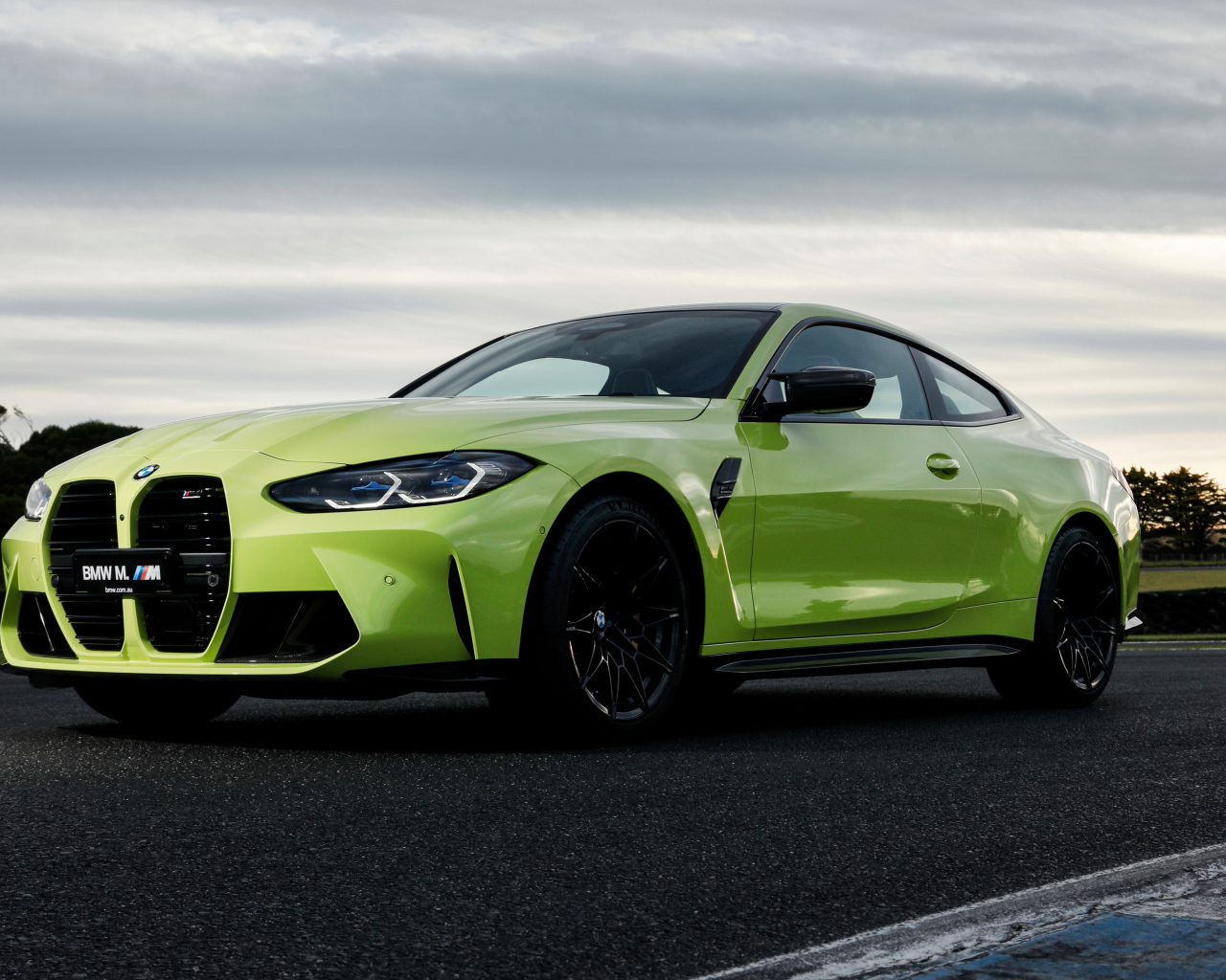 Автомобиль BMW M4 Competition 2021 года вид спереди