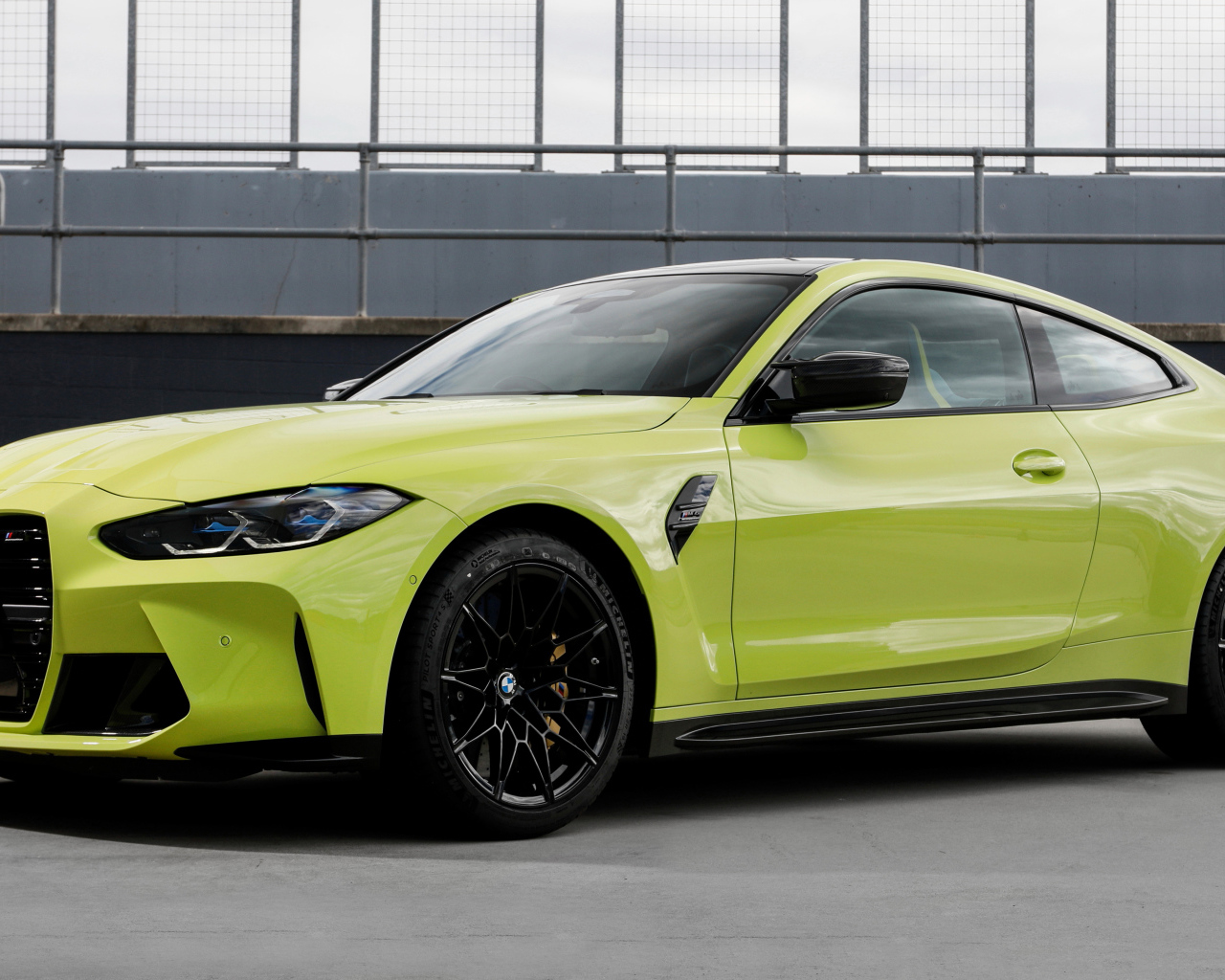 Желтый автомобиль BMW M4 Competition 2021 года