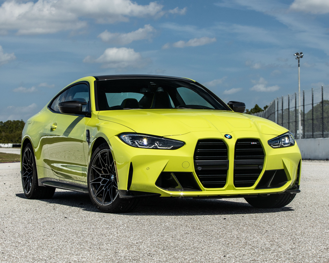 Автомобиль  BMW M4 Coupé, 2021 года на асфальте