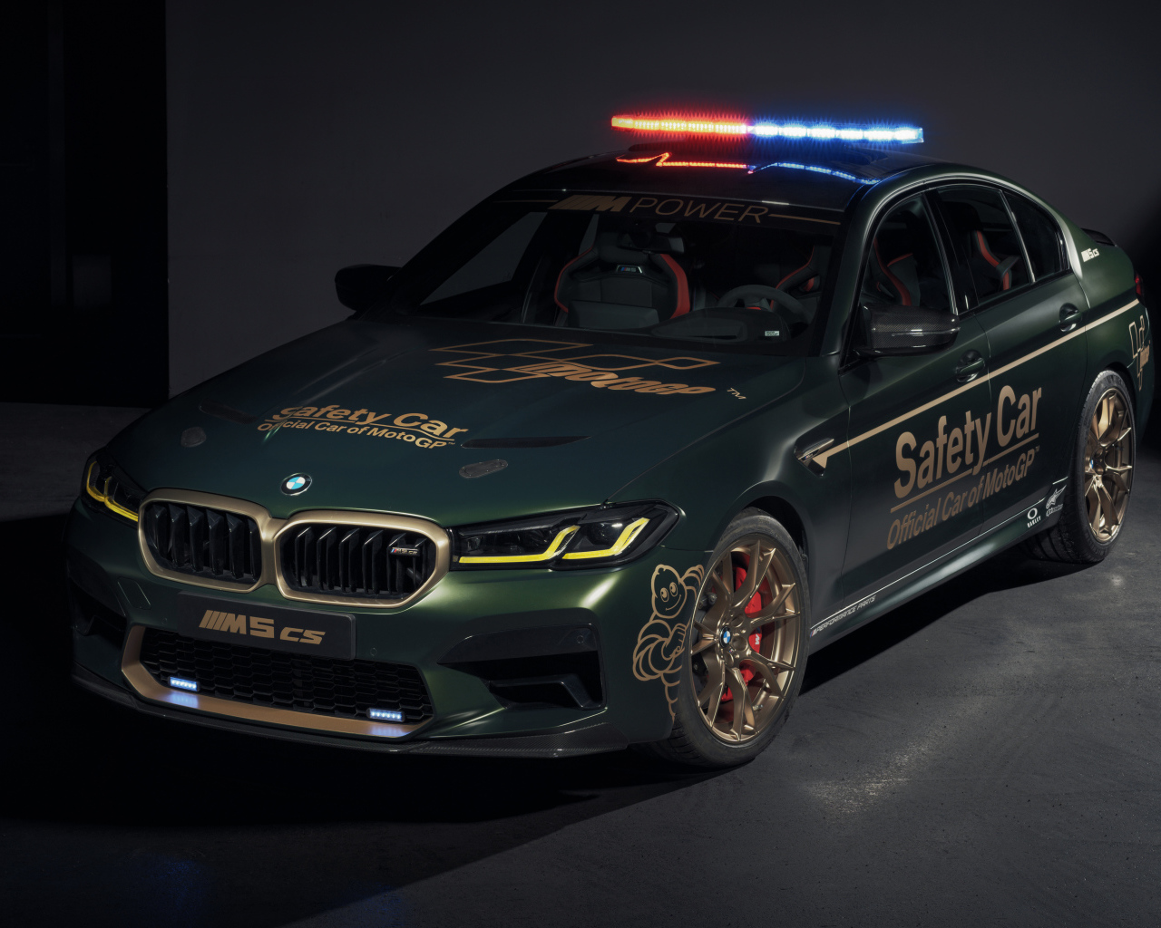 Служебный автомобиль BMW M5 CS MotoGP Safety Car 2021 года