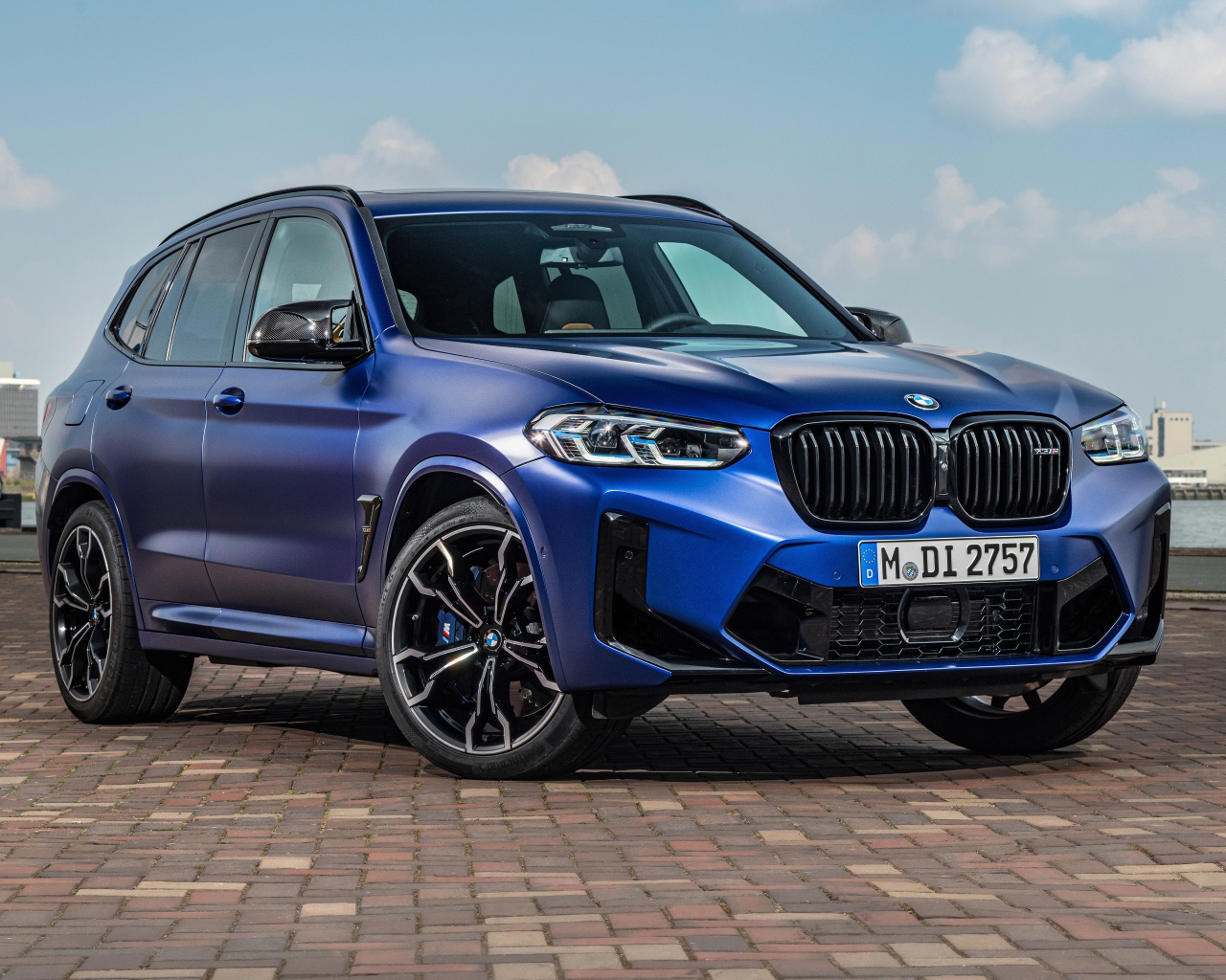 Синий автомобиль BMW X3 M Competition 2021 года