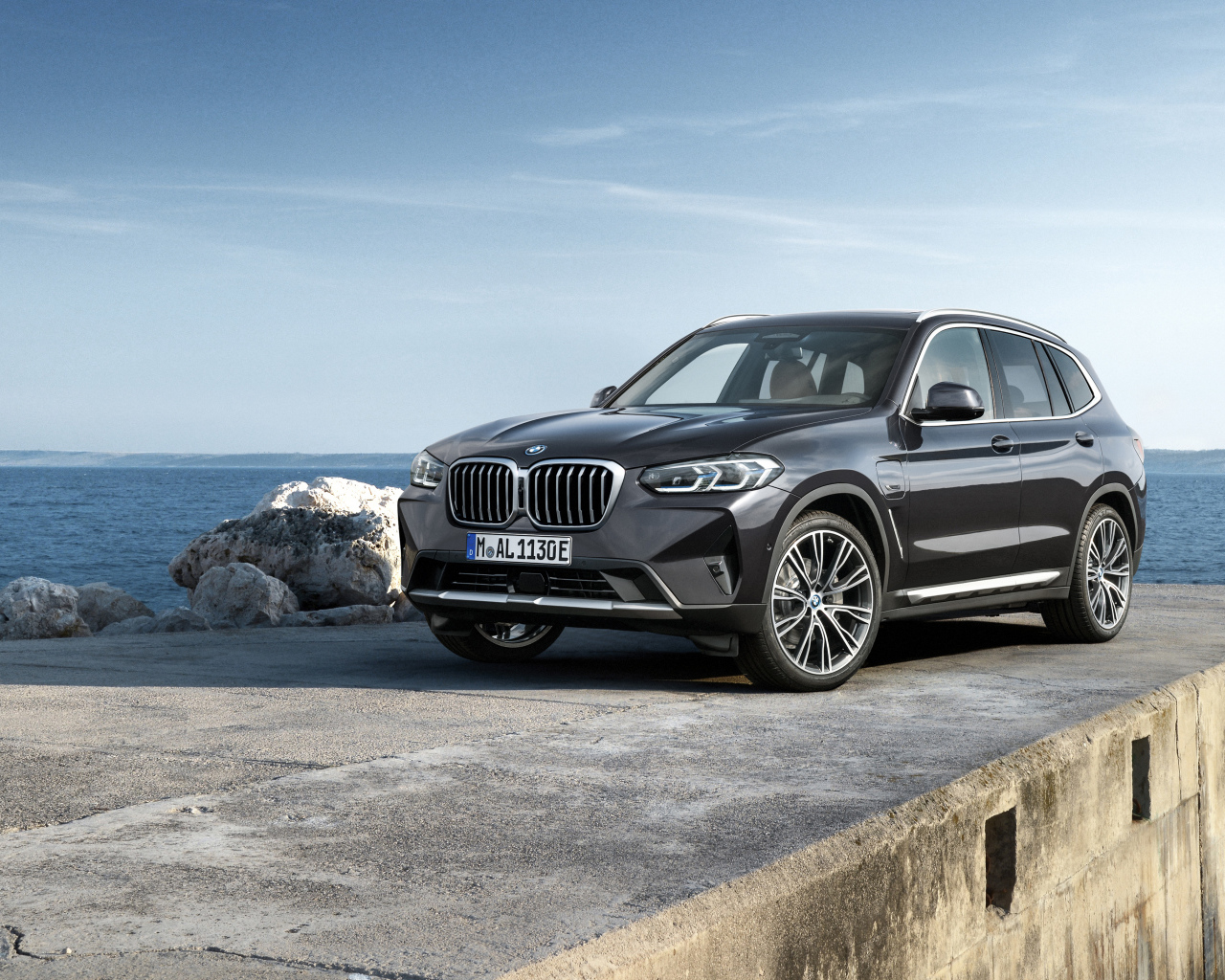 Автомобиль BMW X3 XDrive30e 2021 года у моря