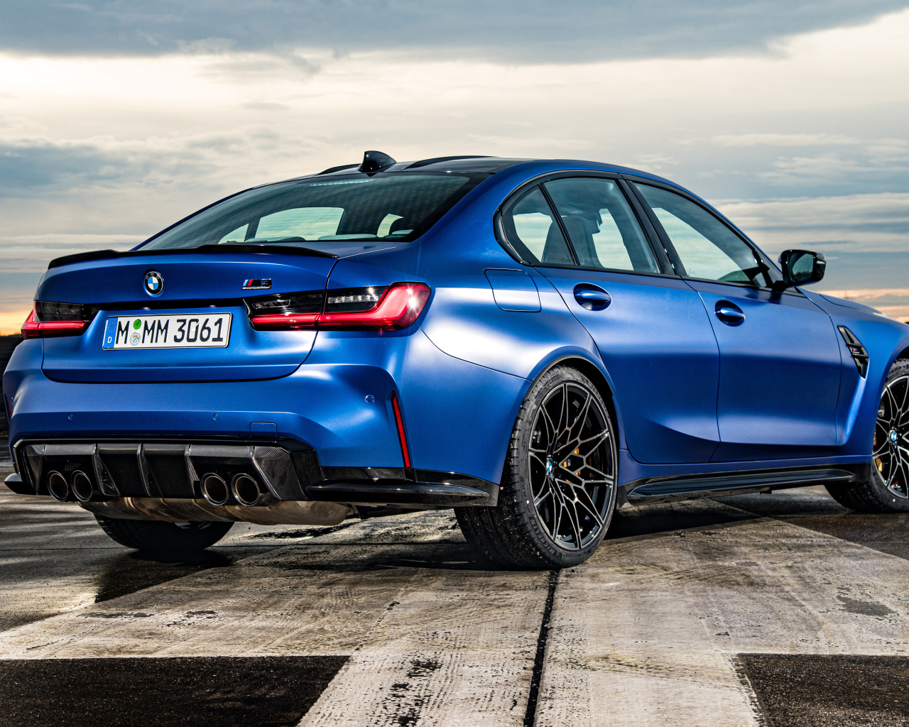 Синий автомобиль BMW M3 вид сзади