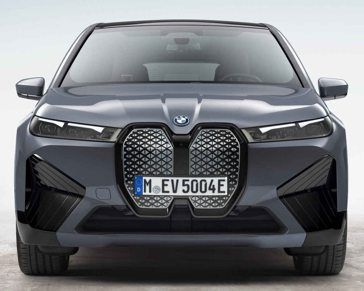 Серебристый автомобиль BMW IX XDrive50 Sport 2021 года на белом фоне