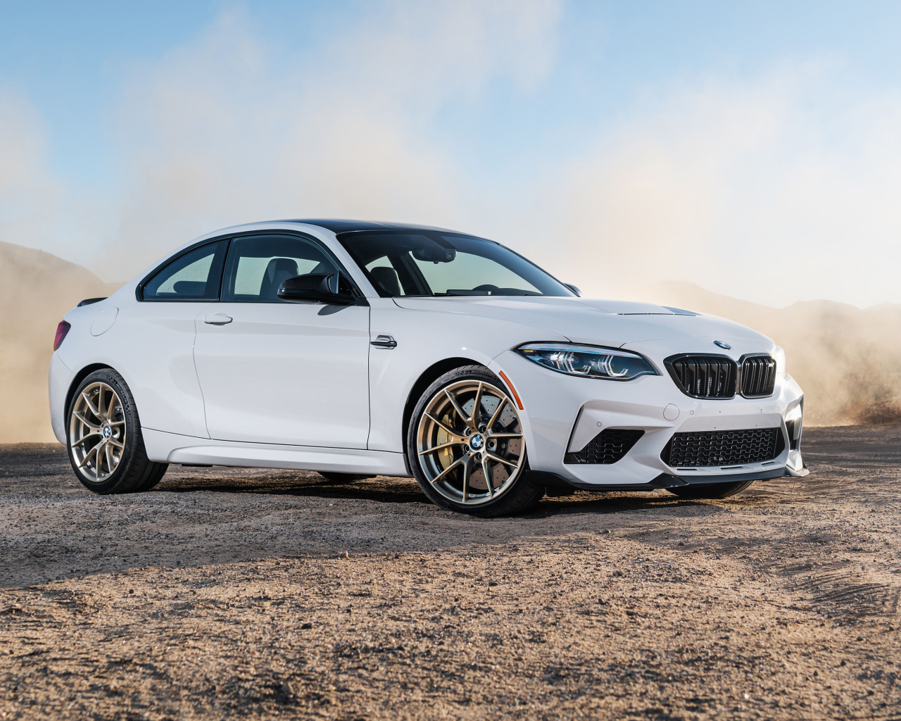 Белый автомобиль BMW M2 CS, 2021 года в пыли