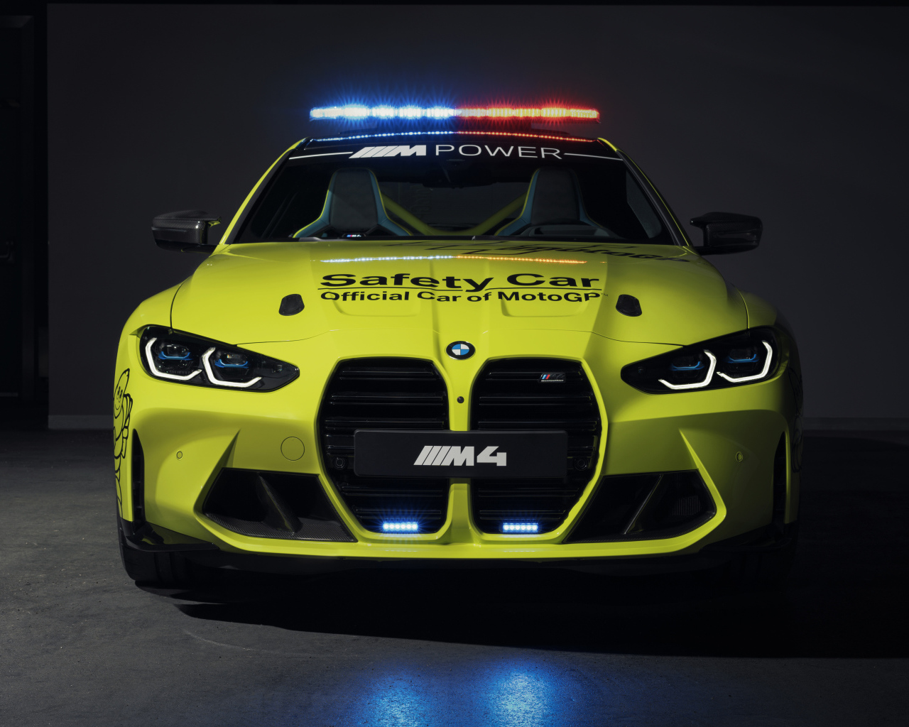 Желтый служебный автомобиль BMW M4 Competition MotoGP Safety Car 2021 года