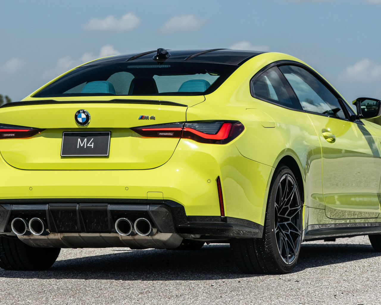 Желтый спортивный автомобиль BMW M4, 2021 года