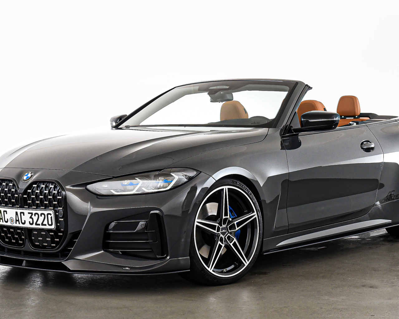 Кабриолет BMW 4 Series, 2021 года на белом фоне