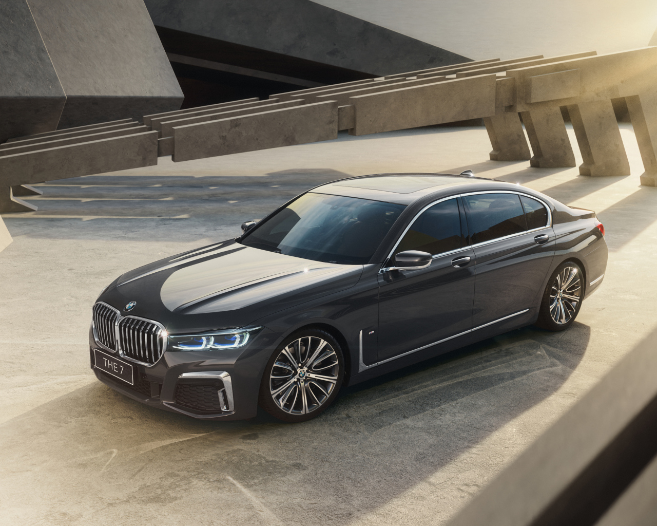 Черный автомобиль BMW 740Li M Sport Individual 2021 года 