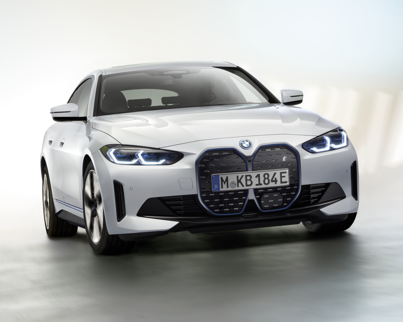 Автомобиль BMW I4 2021 года