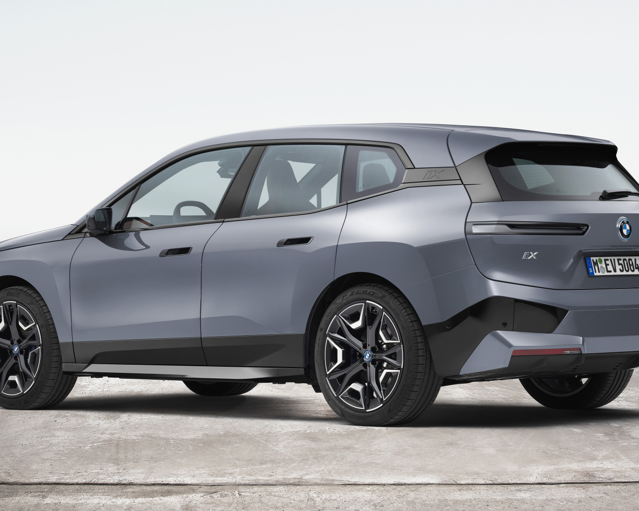 Внедорожник BMW IX XDrive50 Sport 2021  года на белом фоне