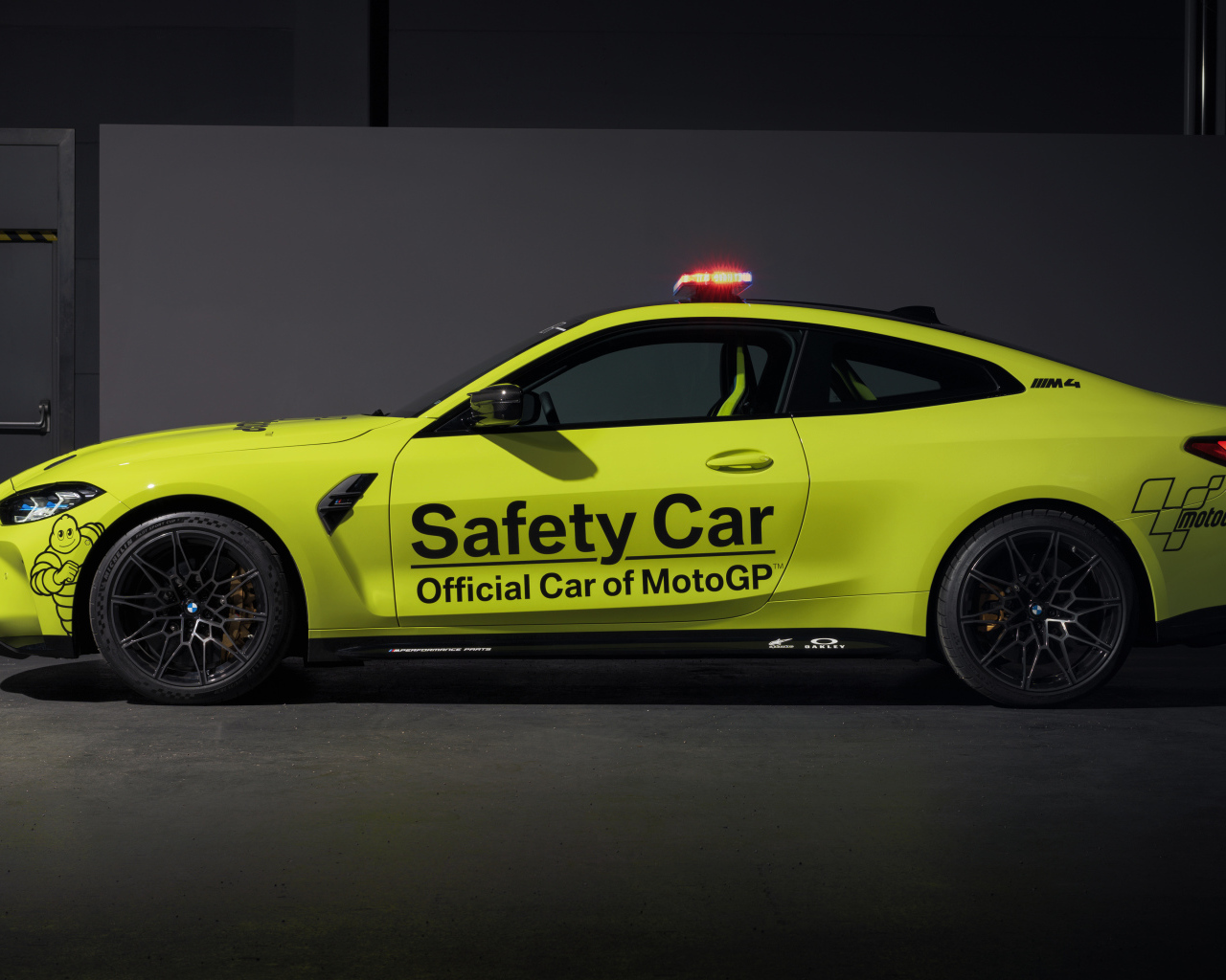Спортивный автомобиль BMW M4 Competition MotoGP Safety Car 2021 года