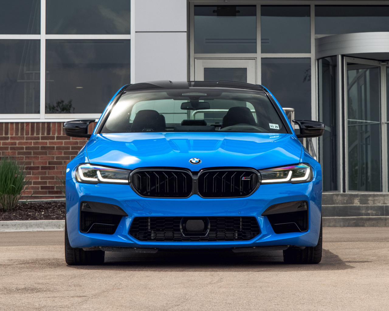 Автомобиль BMW M5, 2021 года вид спереди