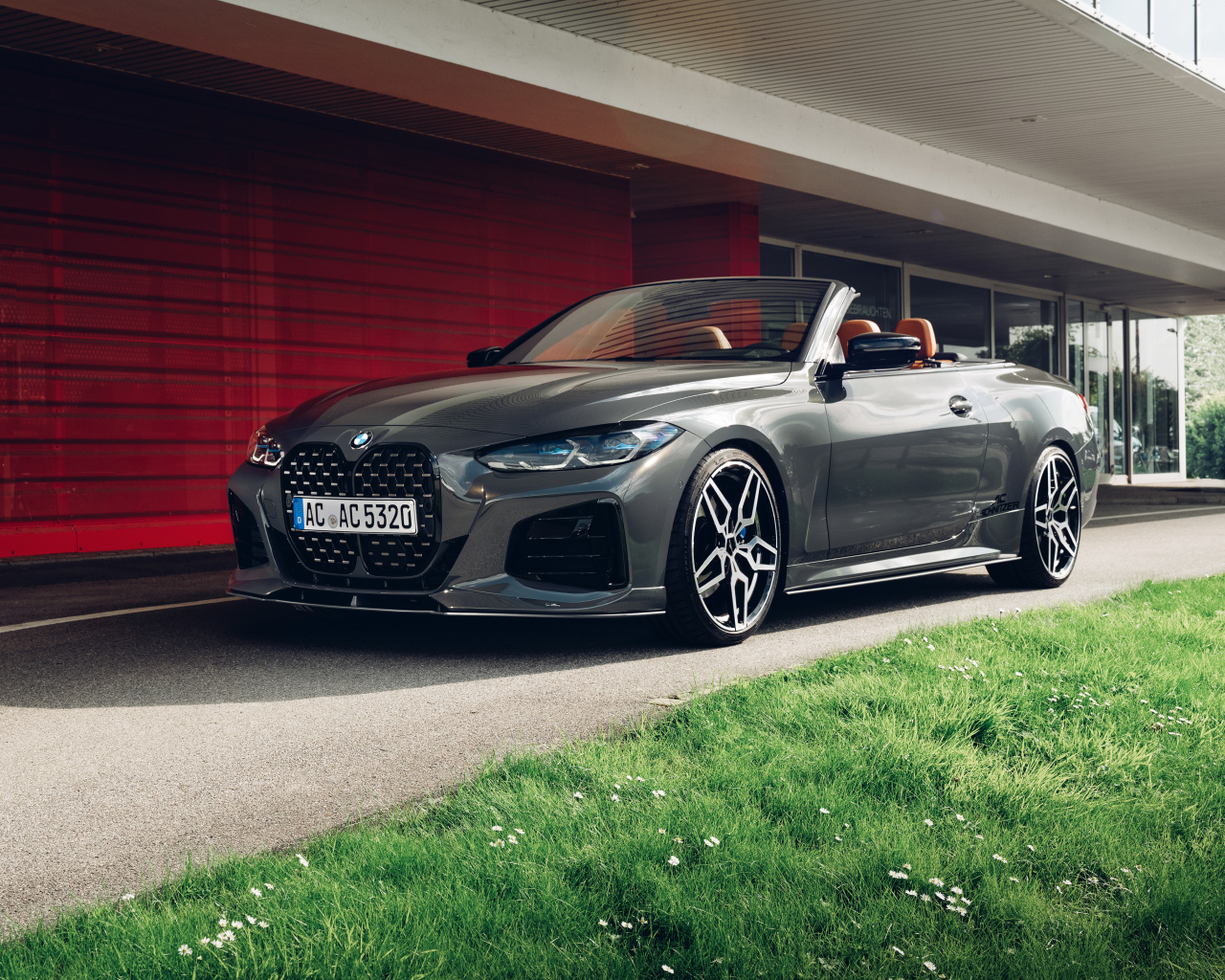 Серебристый кабриолет BMW 4 Series 2021 года у гаража