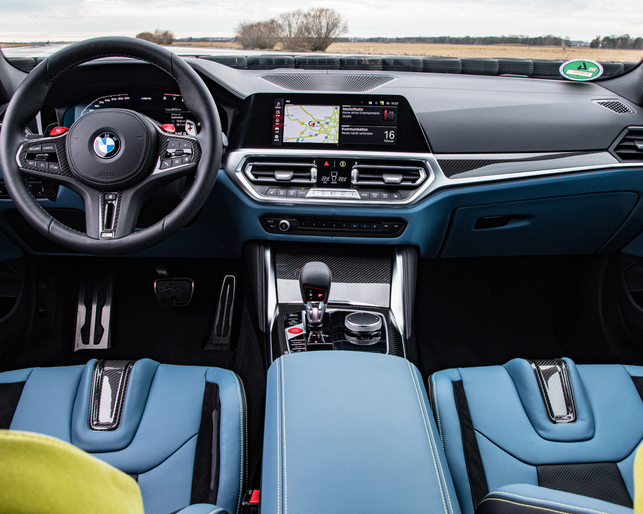 Кожаный салон автомобиля BMW M4