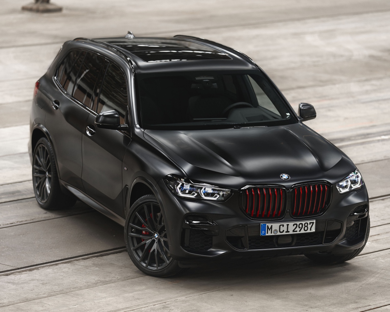 Автомобиль BMW X5 M50i, 2021 года