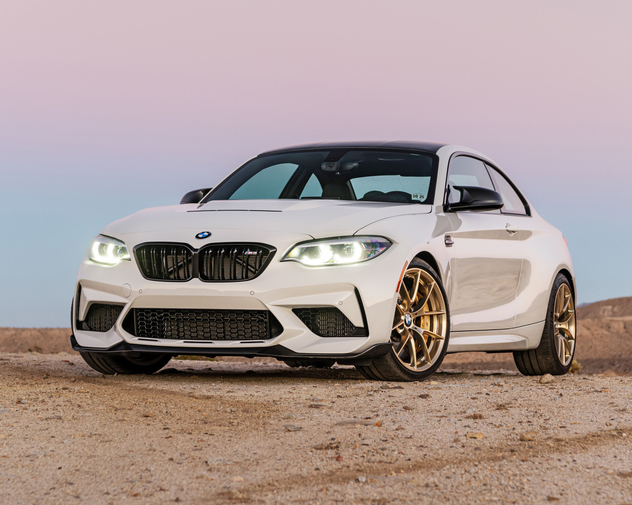 Красивый белый автомобиль BMW M2 CS, 2021 года