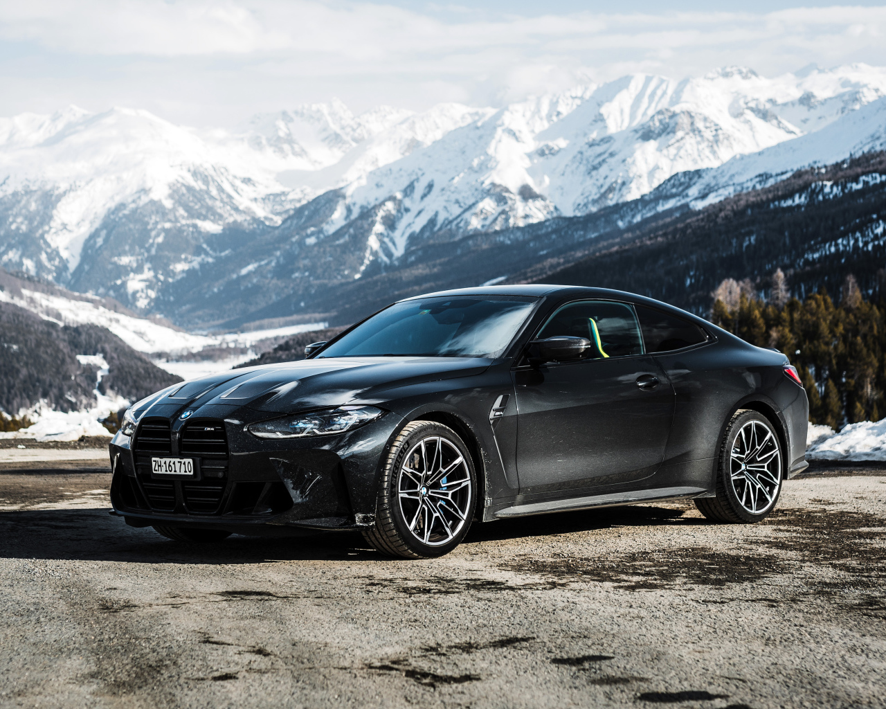 Черный автомобиль BMW M4 Coupé  на фоне гор