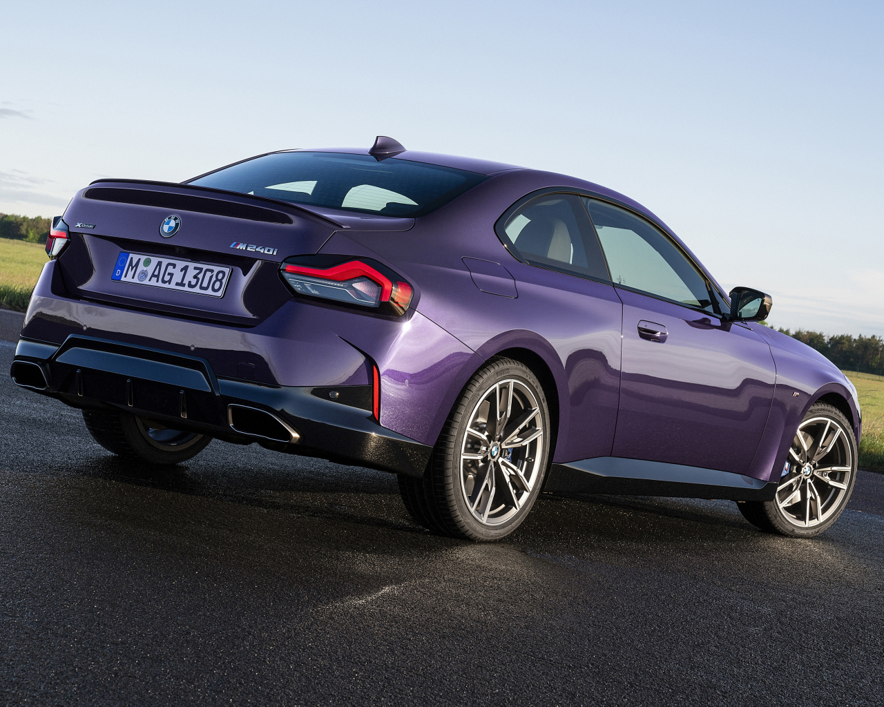 Фиолетовый автомобиль BMW M240i XDrive Coupé 2021 года вид сзади