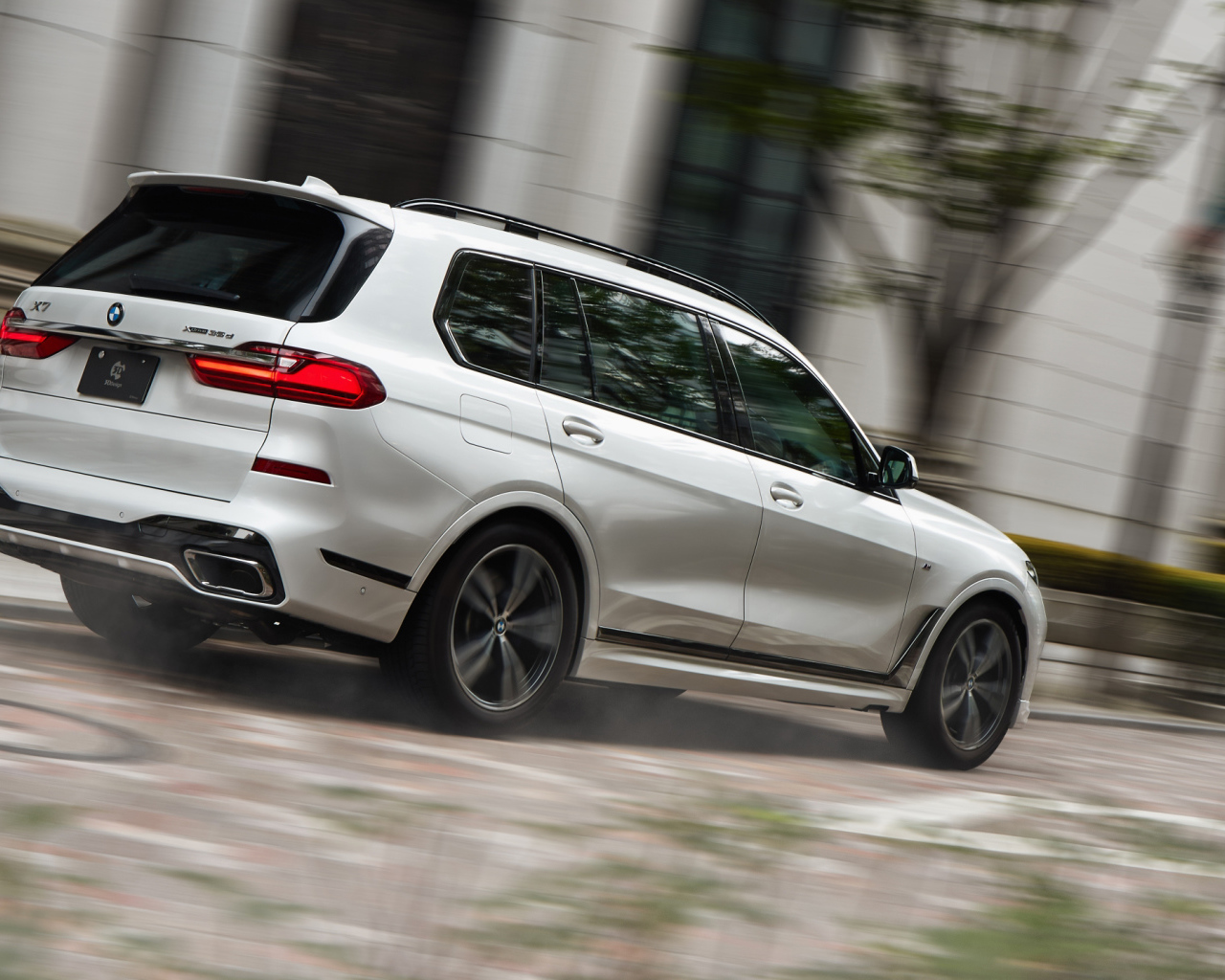 Белый автомобиль BMW X7 XDrive35d M Sport 2021 года вид сзади 