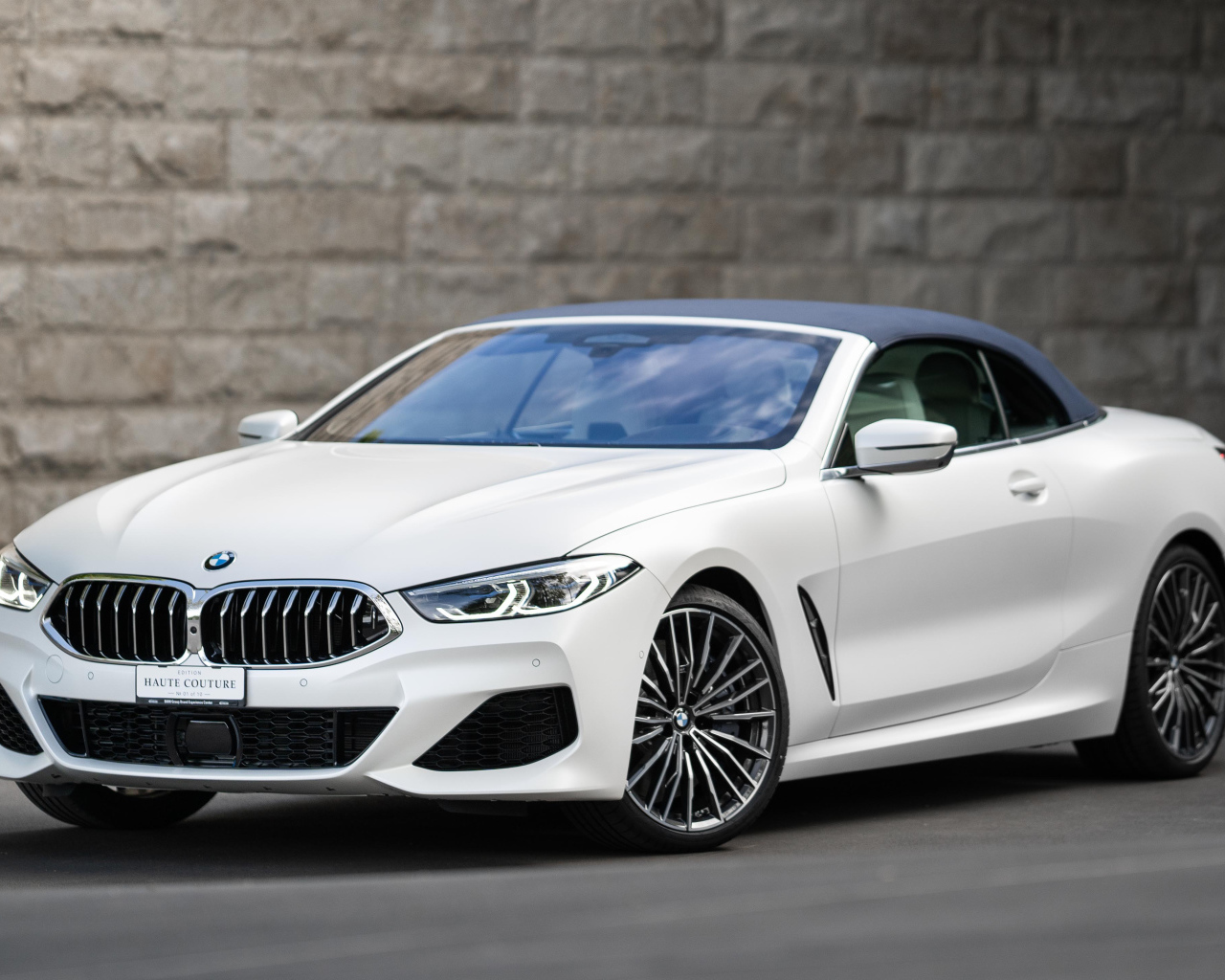 Белый кабриолет BMW 8, 2021 года у стены