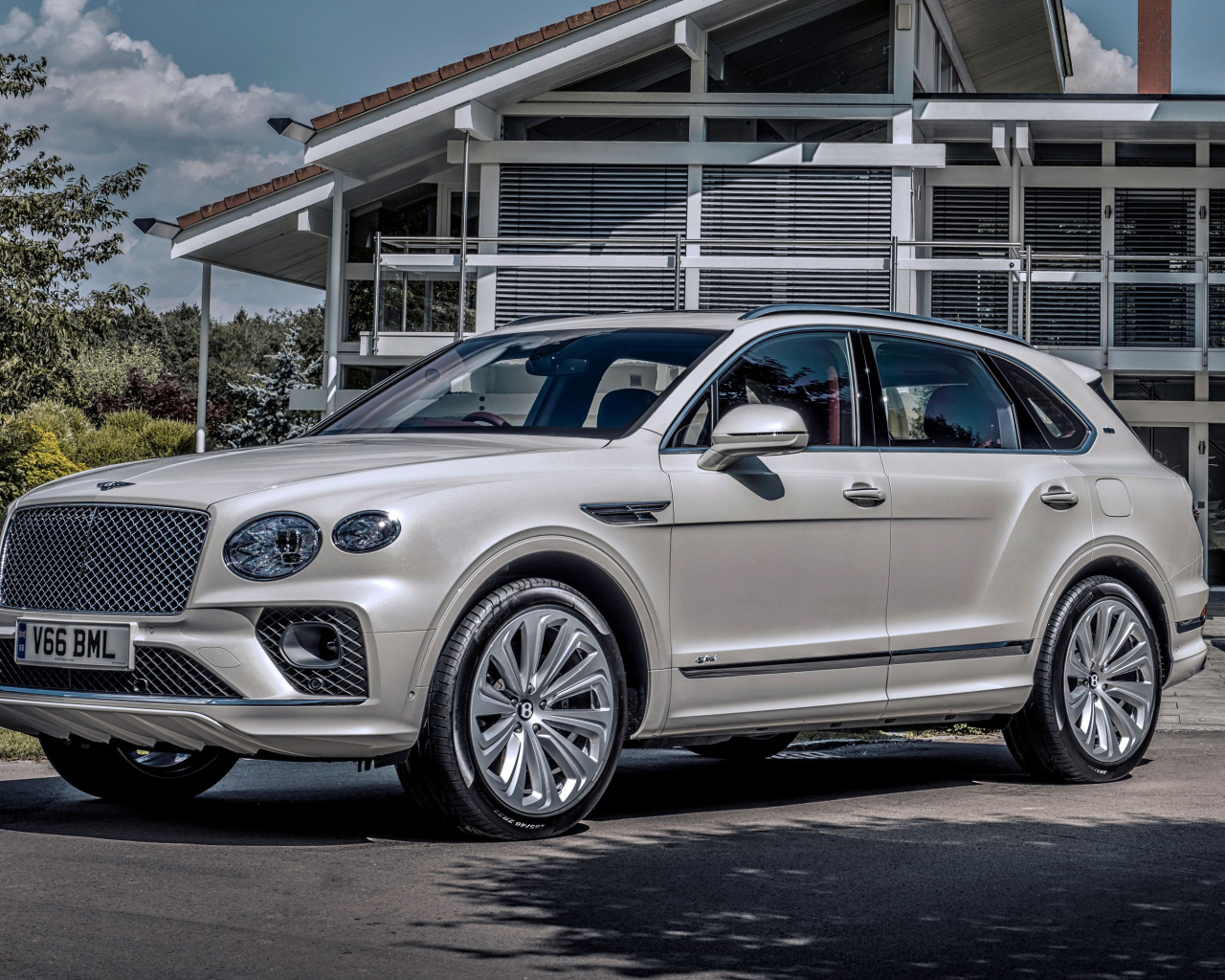 Автомобиль Bentley Bentayga Hybrid First Edition 2021 года у дома