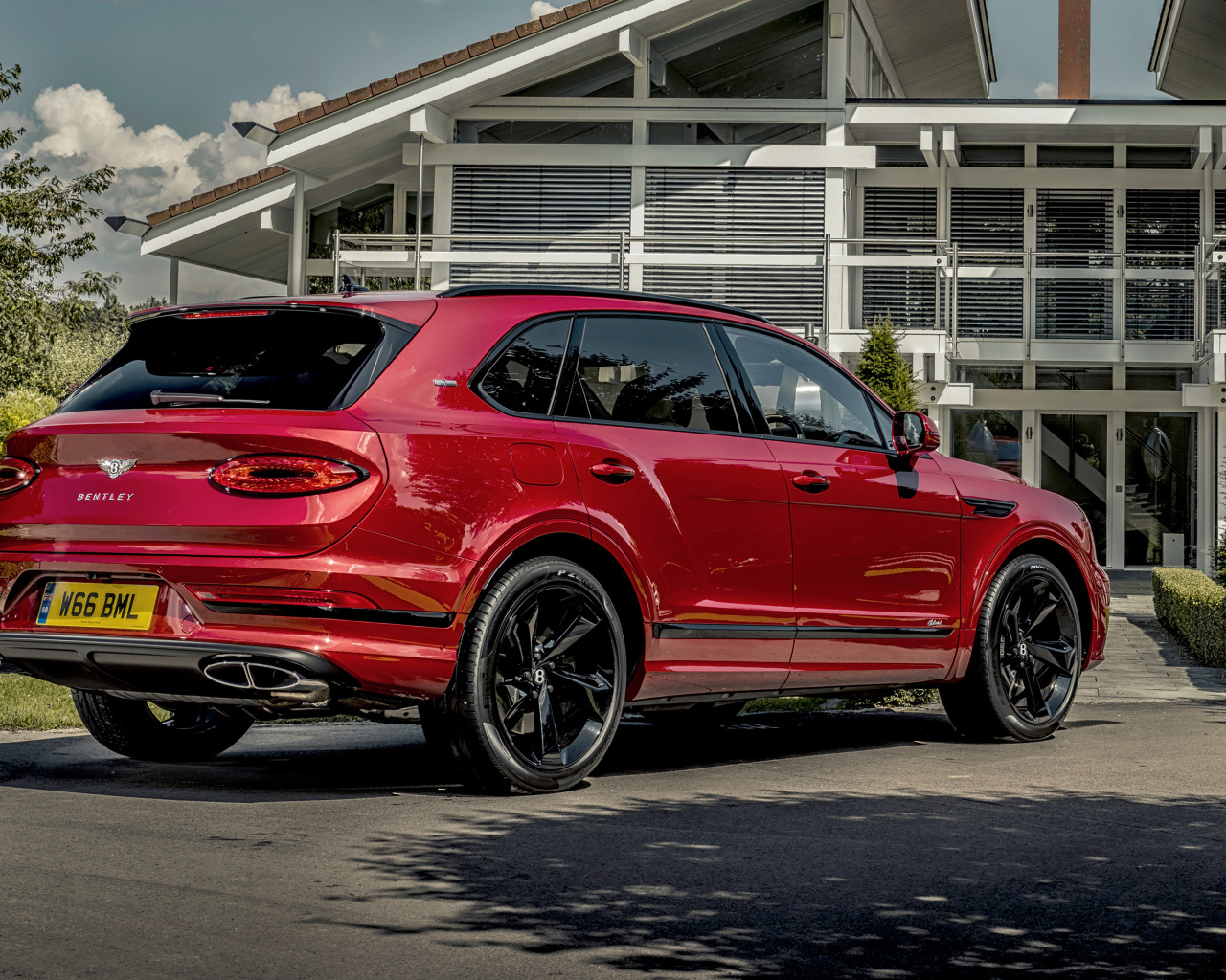 Автомобиль Bentley Bentayga Hybrid First Edition 2021 года вид сзади