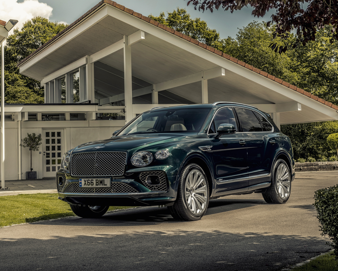 Автомобиль Bentley Bentayga Hybrid 2021 года у дома