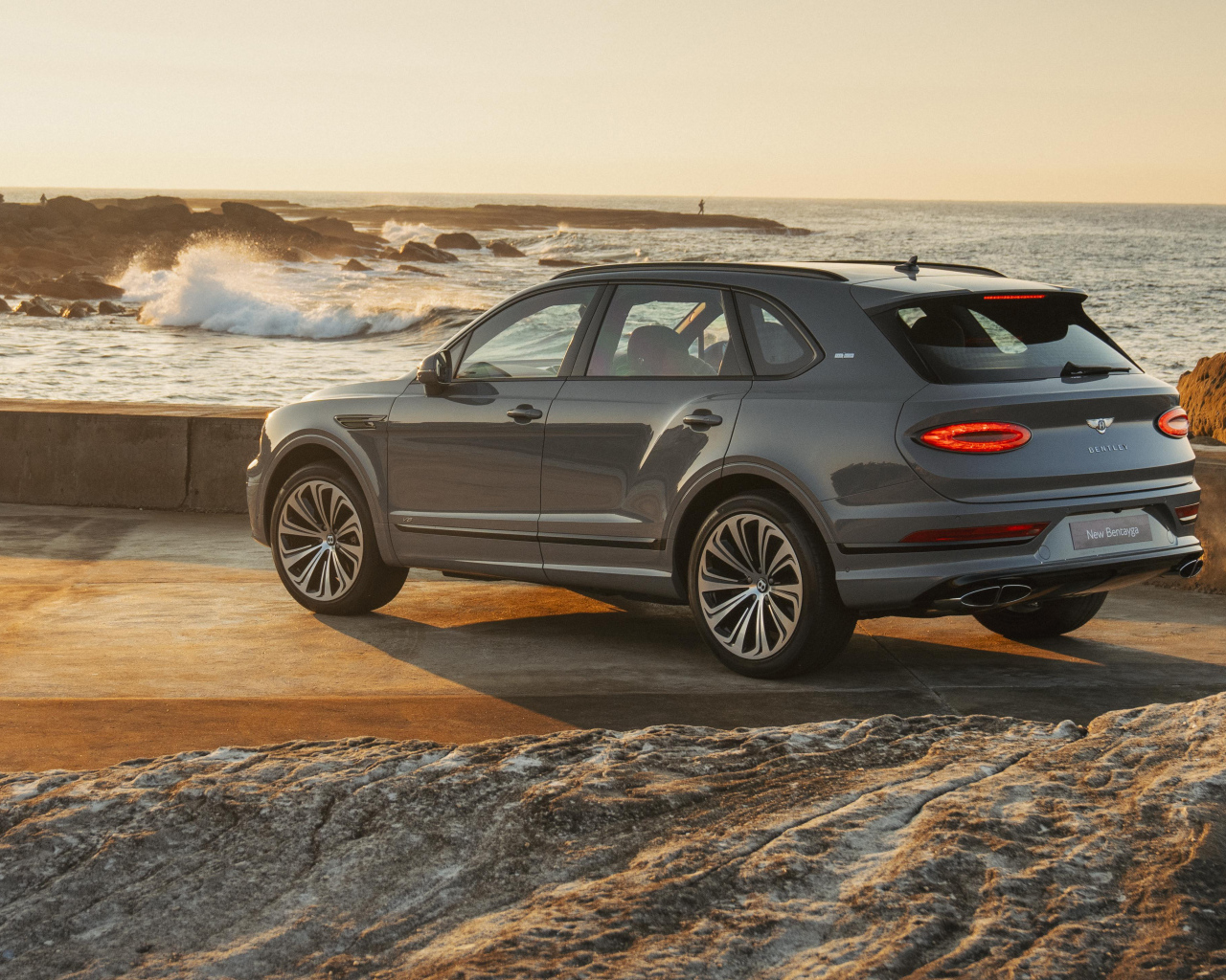 Автомобиль Bentley Bentayga V8 First Edition 2021 года вид сзади