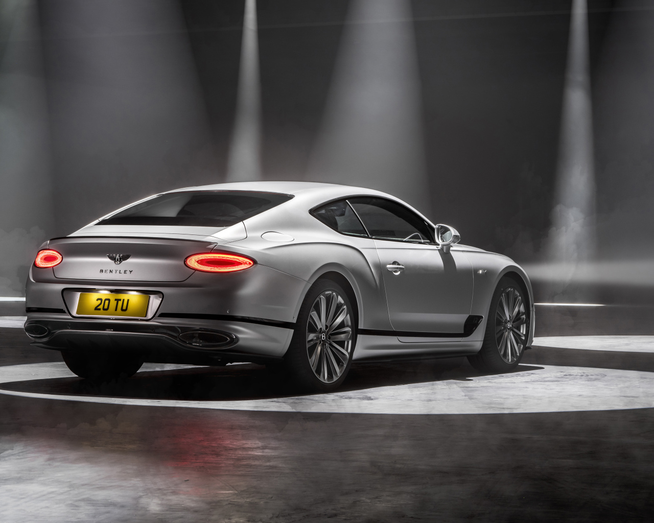 Автомобиль Bentley Continental GT Speed 2021 года вид сзади на сером фоне