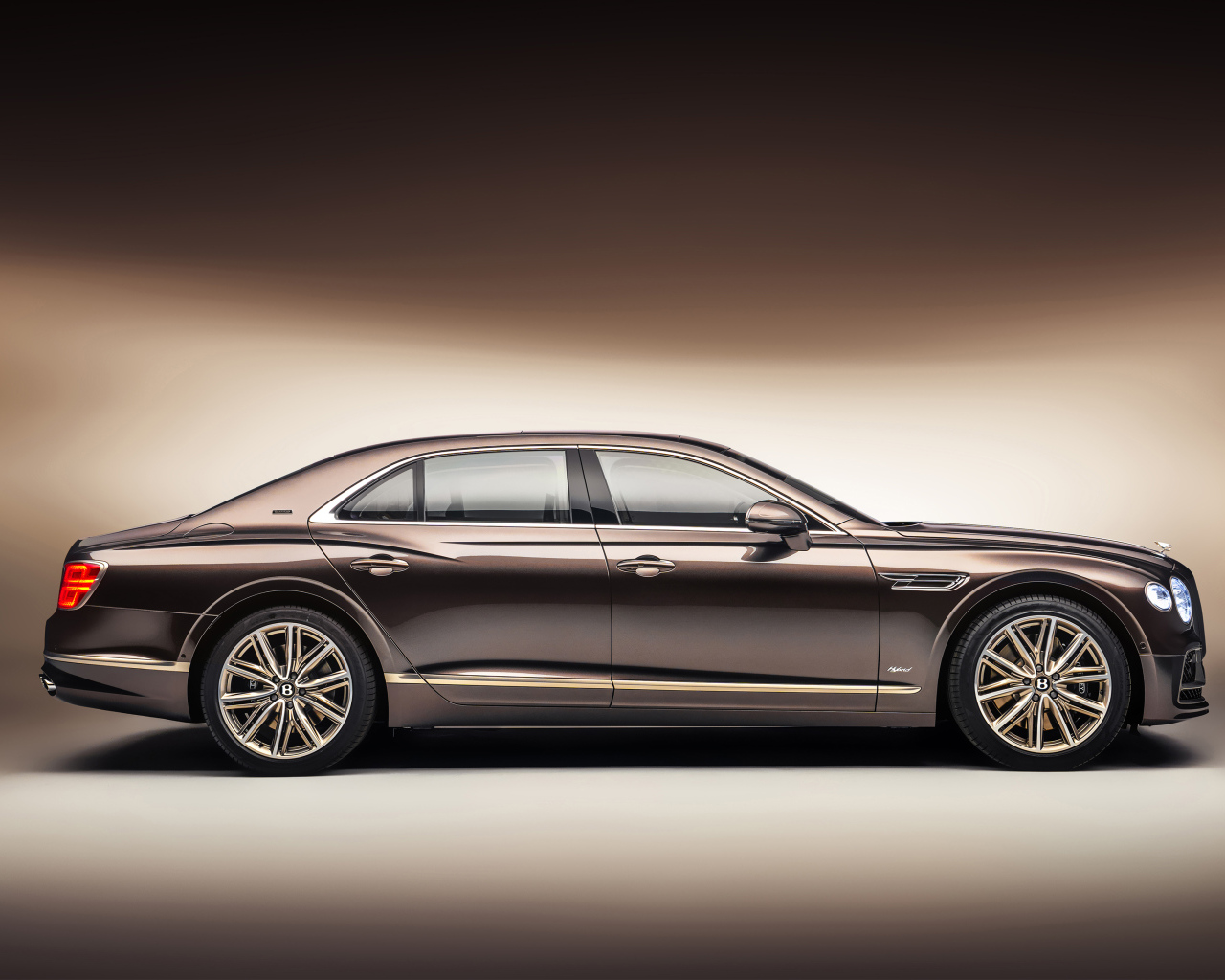 Автомобиль Bentley Flying Spur Hybrid Odyssean Edition 2021 года вид сбоку 