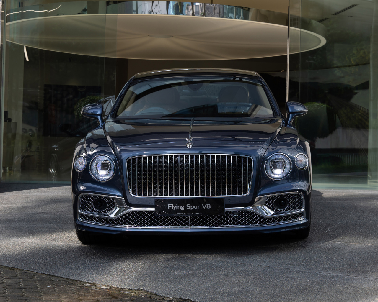 Автомобиль Bentley Flying Spur V8 First Edition 2021 года вид спереди