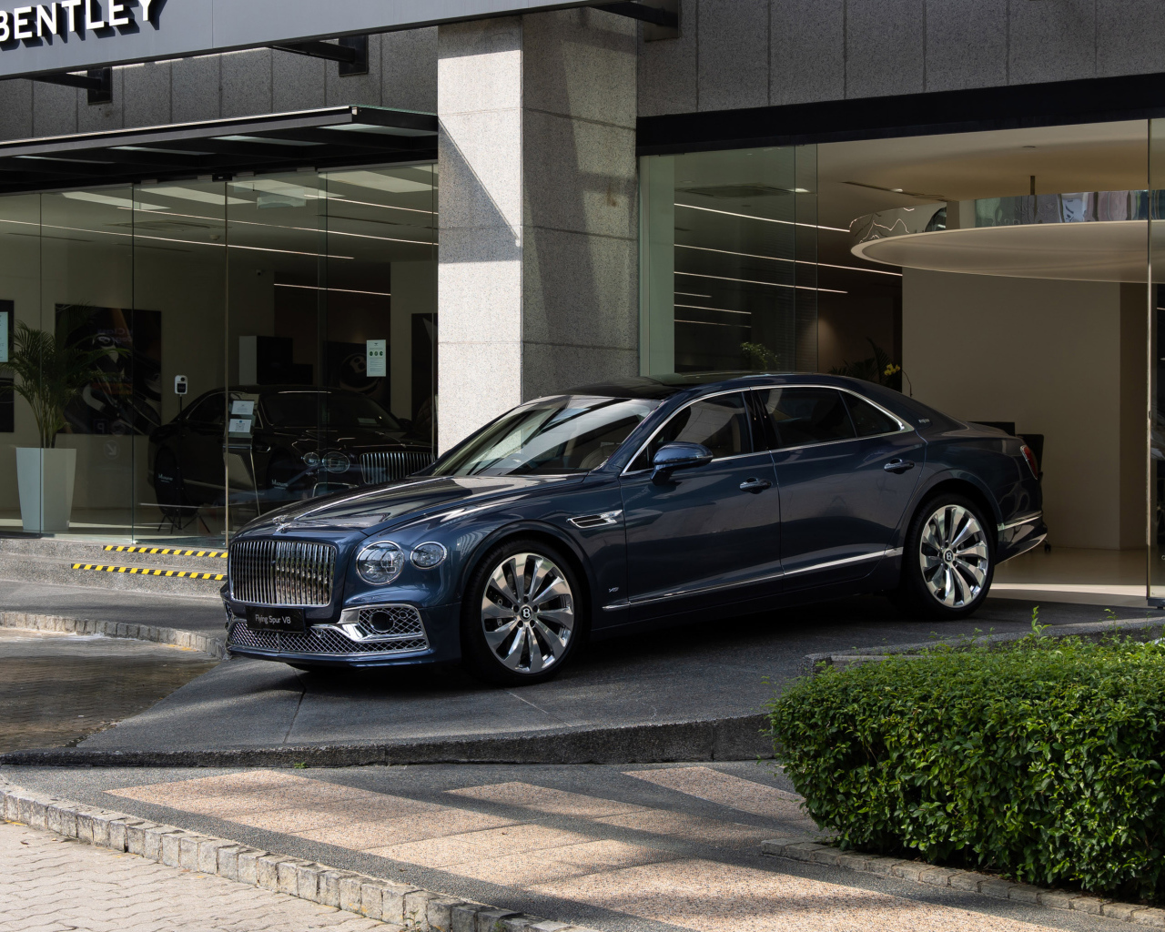Автомобиль Bentley Flying Spur V8 First Edition 2021 года выезжает из салона