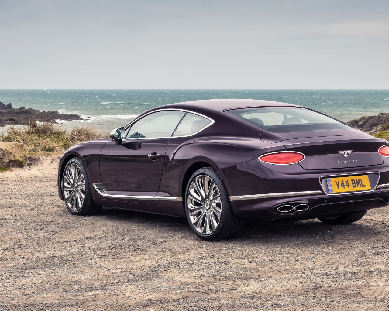 Автомобиль Bentley Continental GT Mulliner вид сзади