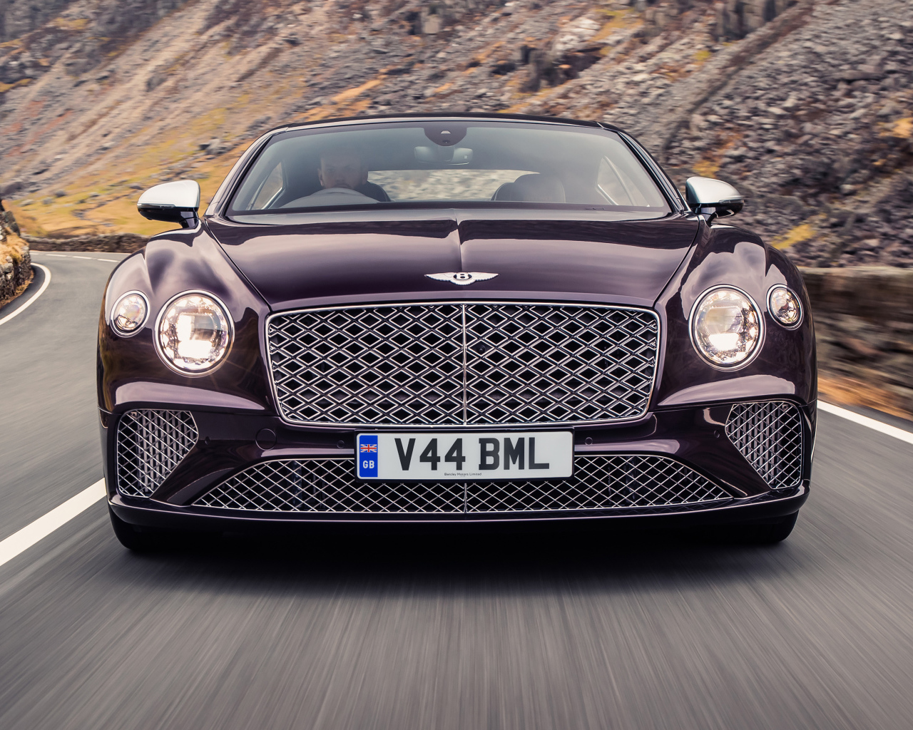 Автомобиль Bentley Continental GT Mulliner вид спереди