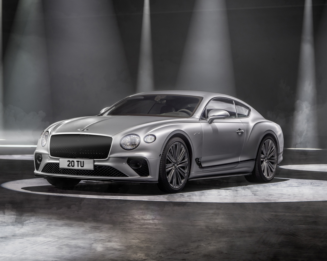 Дорогой автомобиль Bentley Continental GT Speed 2021 года в свете софитов