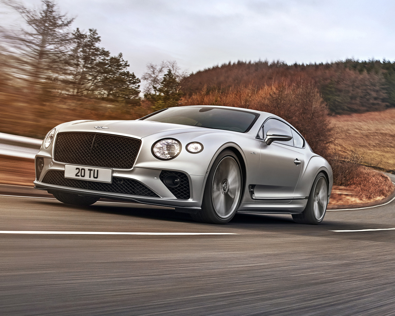 Быстрый автомобиль Bentley Continental GT Speed 2021 года на трассе