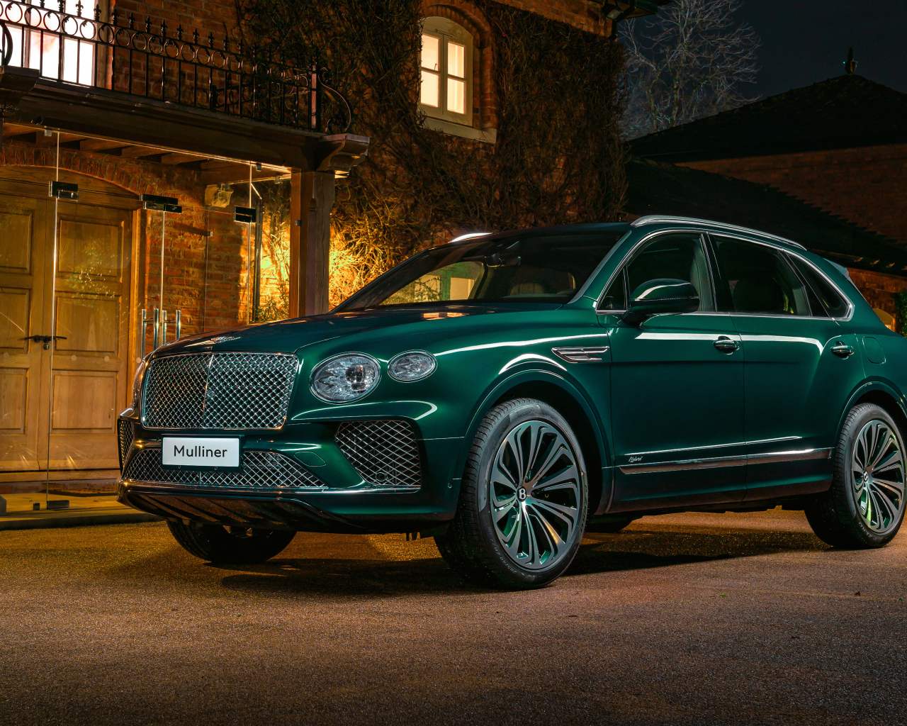 Зеленый автомобиль Bentley Mulliner Bentayga Hybrid 2021 года