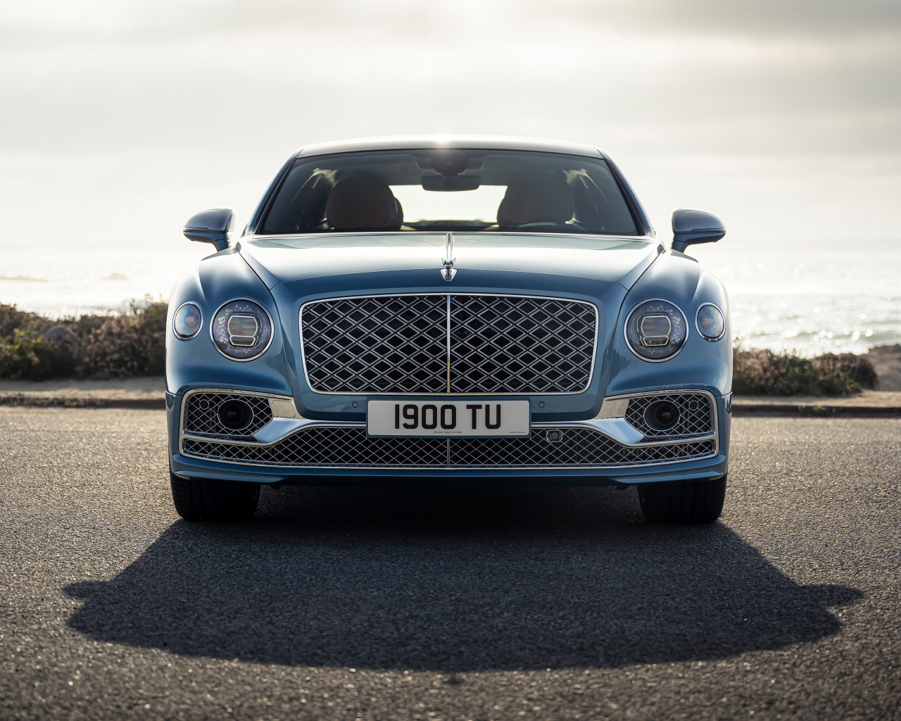 Стильный автомобиль Bentley Flying Spur Mulliner 2021  года вид спереди