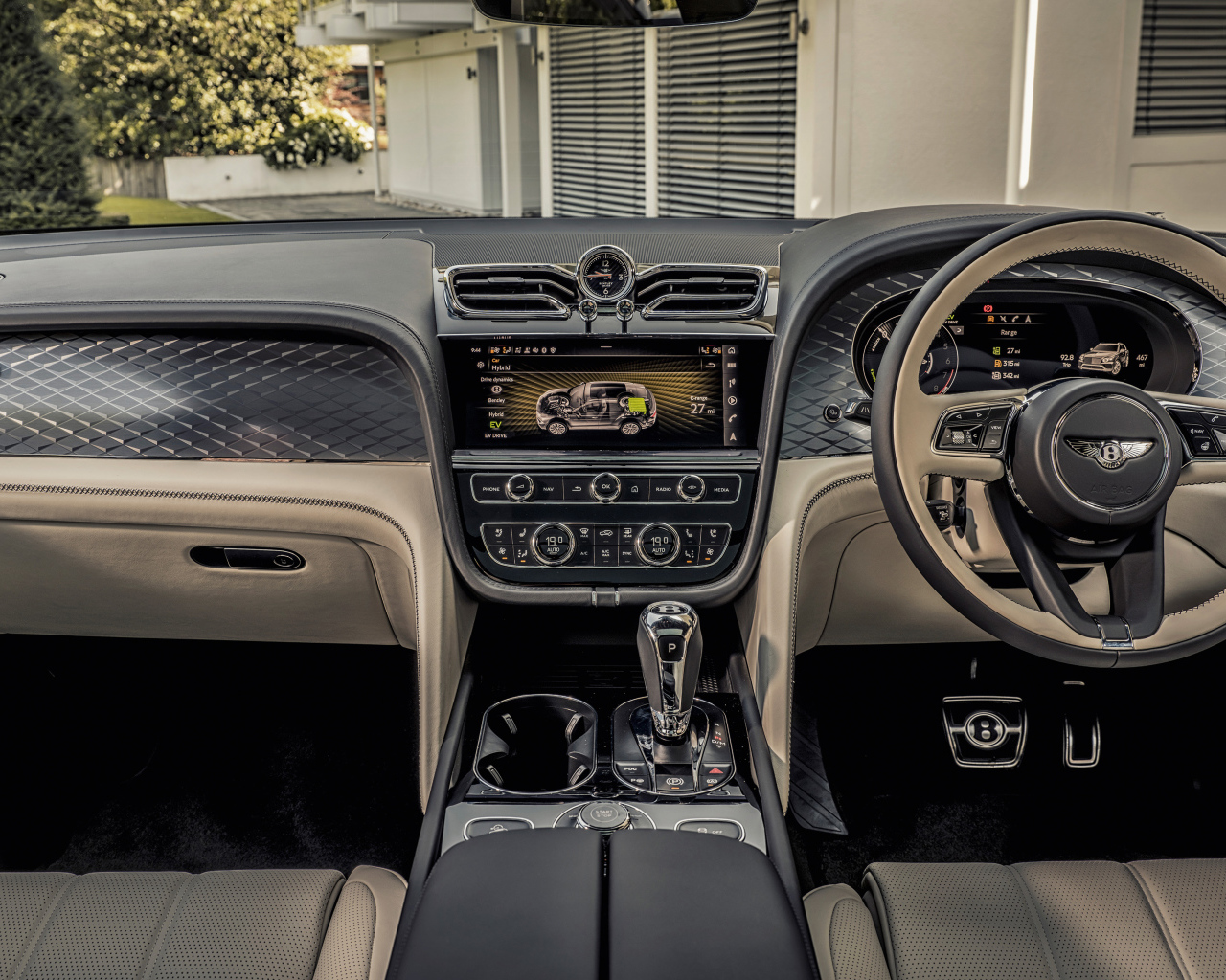 Салон дорого автомобиля Bentley Bentayga Hybrid 2021 года 