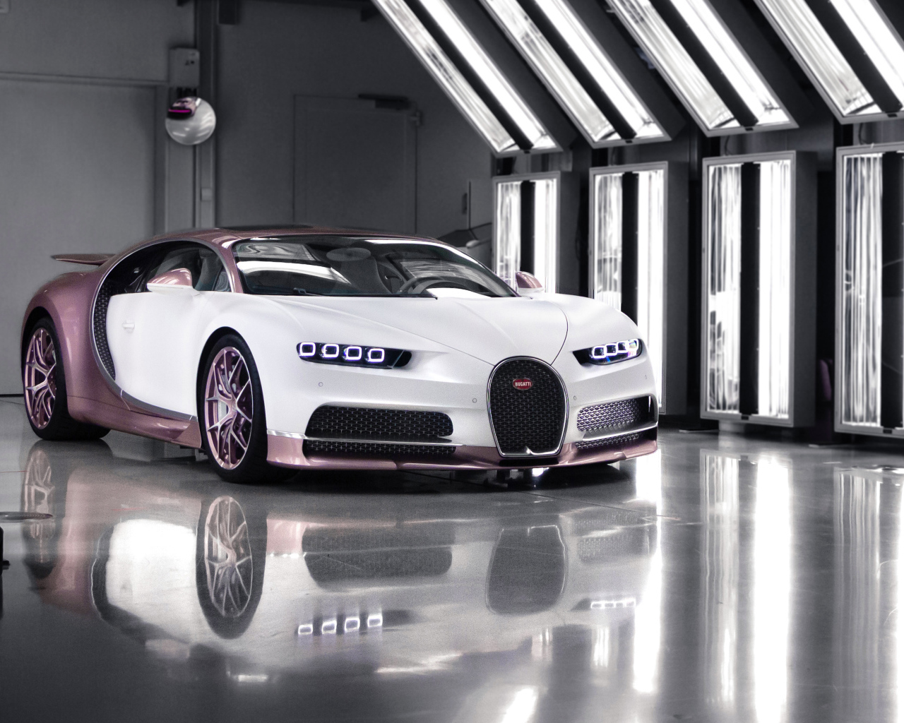 Автомобиль Bugatti Chiron, 2021 года в гараже