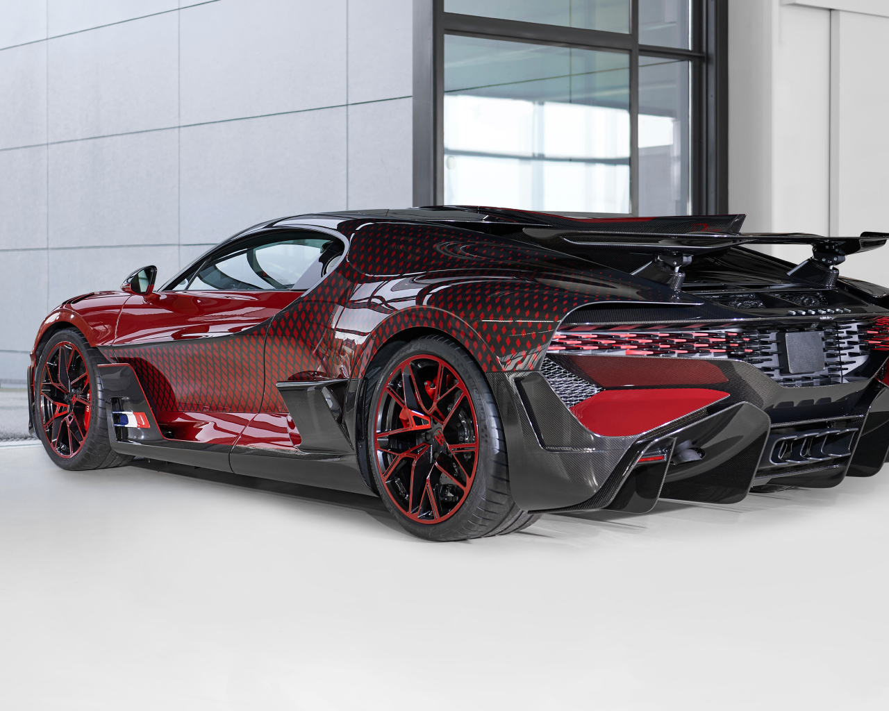 Автомобиль  Bugatti Divo Lady Bug 2021 года вид сзади