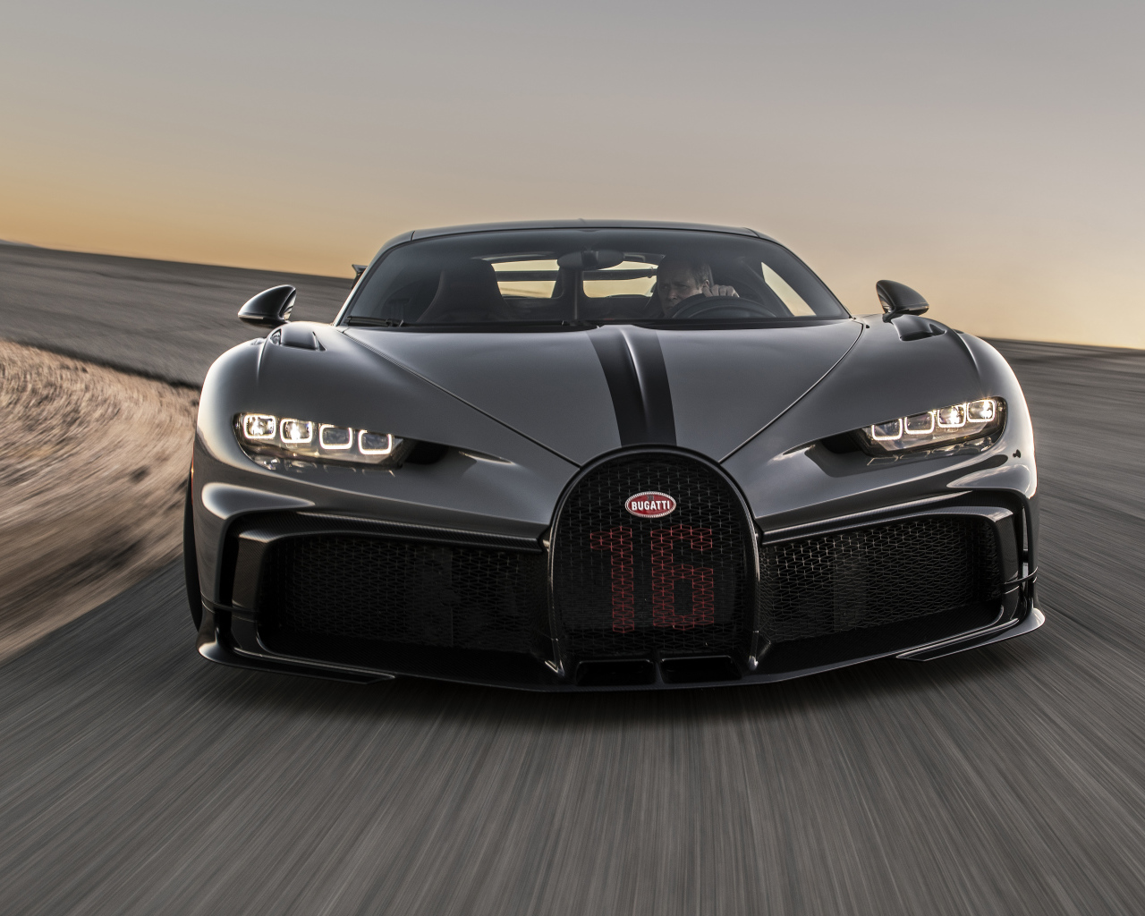 Автомобиль Bugatti Chiron Pur Sport на трассе