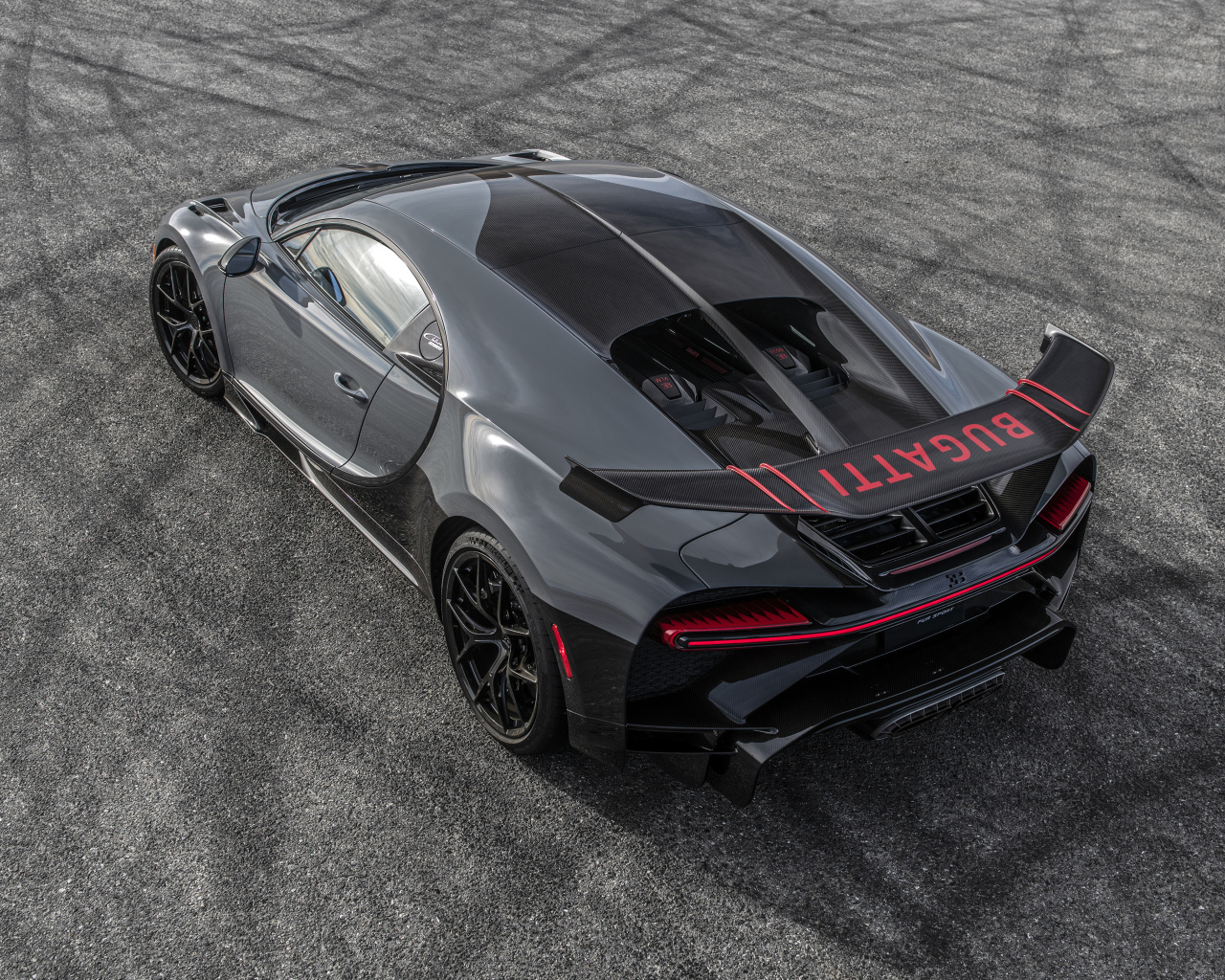 Автомобиль Bugatti Chiron Pur Sport вид сзади