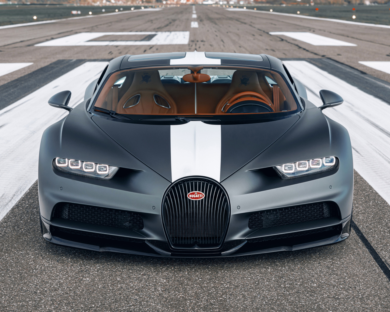 Спортивный автомобиль Bugatti Chiron  на гоночной трассе